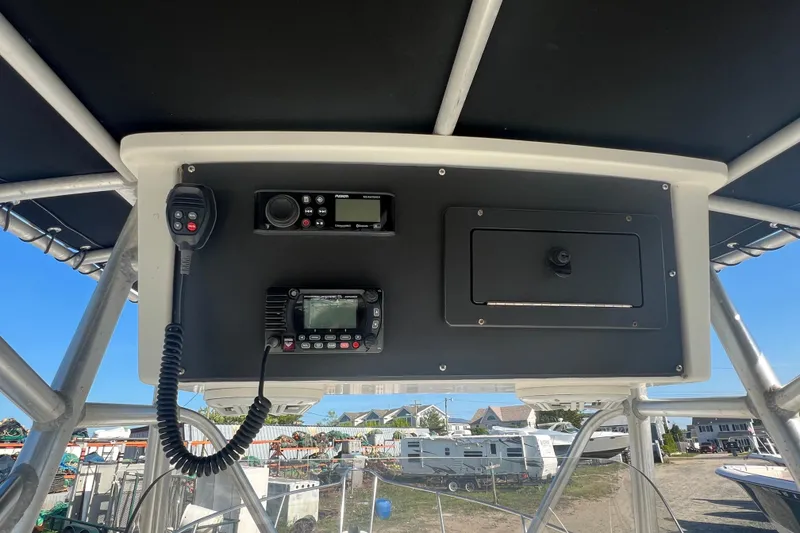 Slide: The Image of Center console electronics on a 2000 Hydra-Sports 230 Seahorse CC boat. - 14