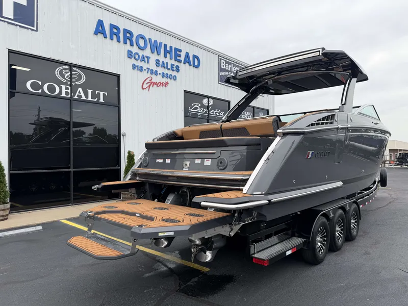 Slide: The Image of Cobalt R33 2026 boat at Arrowhead Boat Sales. - 8