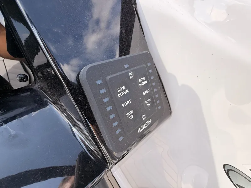 Slide: The Image of Control panel of Stingray 23 OSX 2026 boat. - 32