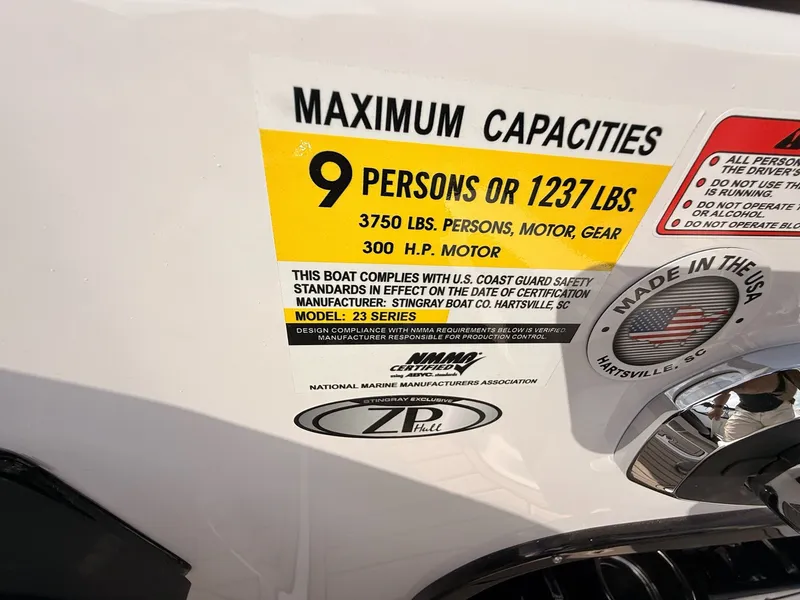 Slide: The Image of Stingray 23 OSX 2026 boat capacity label, maximum persons and weight load. - 34