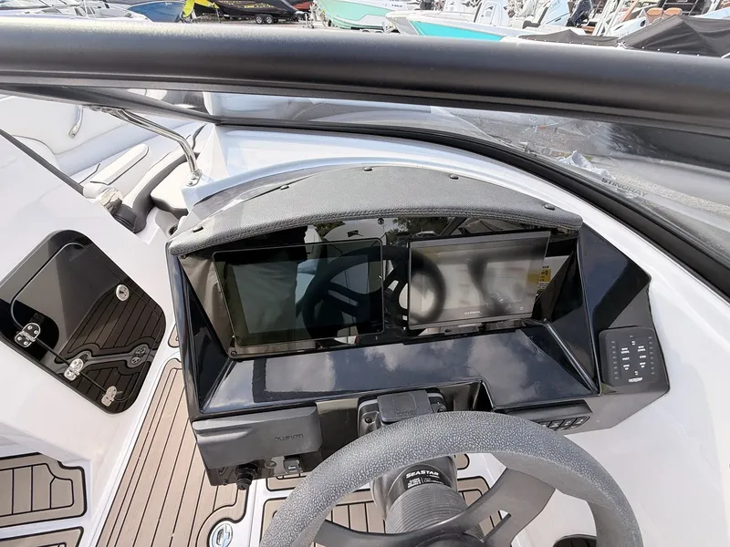 Slide: The Image of Dashboard of Stingray 23 OSX 2026 with modern displays. - 38
