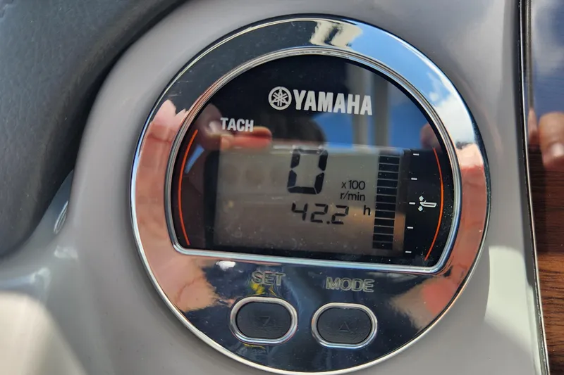 Slide: The Image of Yamaha tachometer displaying 42.2 hours on a 2022 Chaparral 21 SSi OB boat. - 35