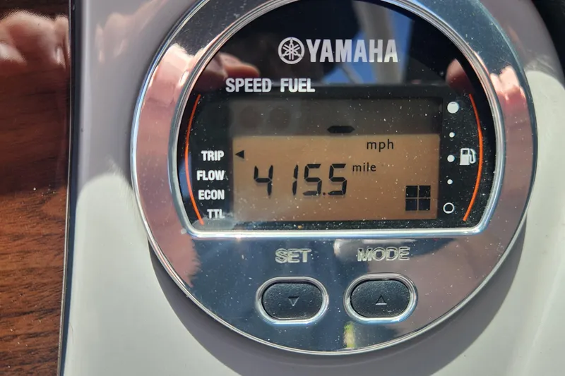 Slide: The Image of Yamaha speed fuel gauge displaying 15.5 miles per hour on Chaparral 21 SSi OB, 2022 model. - 36