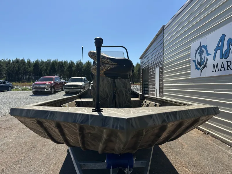 Slide: The Image of Lowe Roughneck Center Console JET 80 2026 - 2