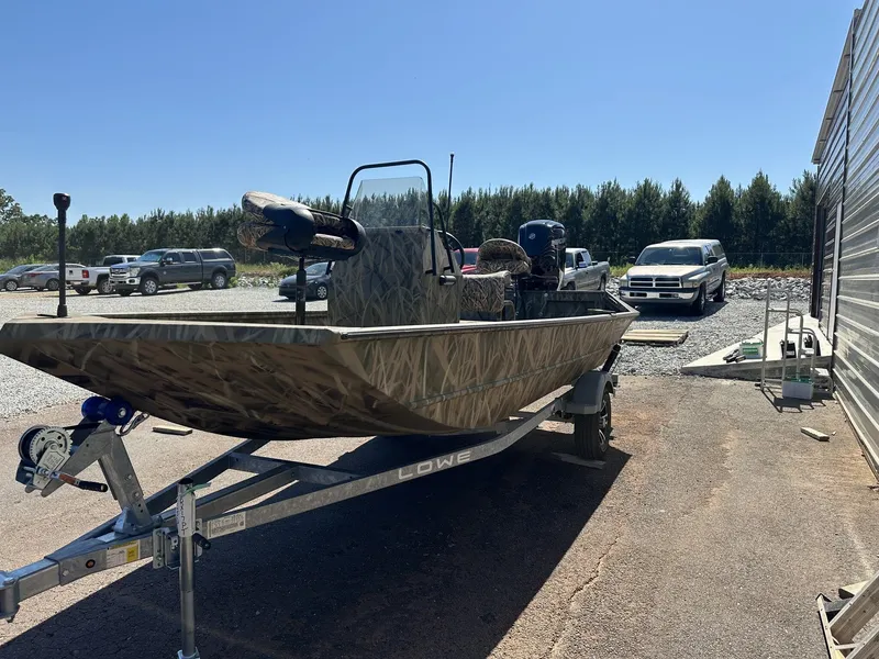 Slide: The Image of Lowe Roughneck Center Console JET 80 2026 - 3