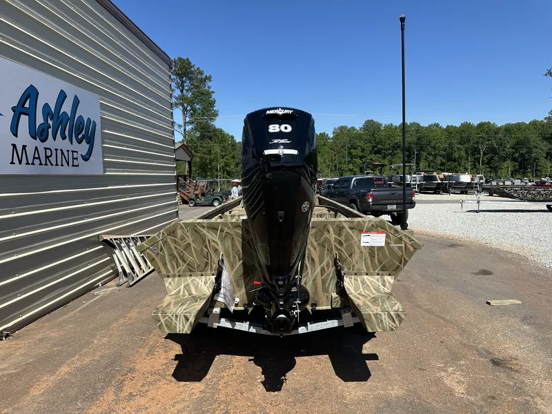 Slide: The Image of Lowe Roughneck Center Console JET 80 2026 - 8