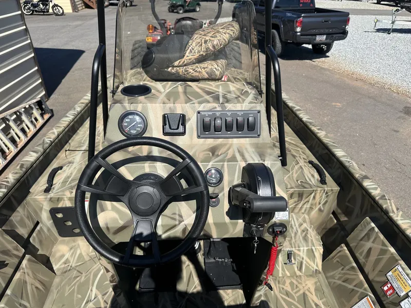 Slide: The Image of Lowe Roughneck Center Console JET 80 2026 - 6