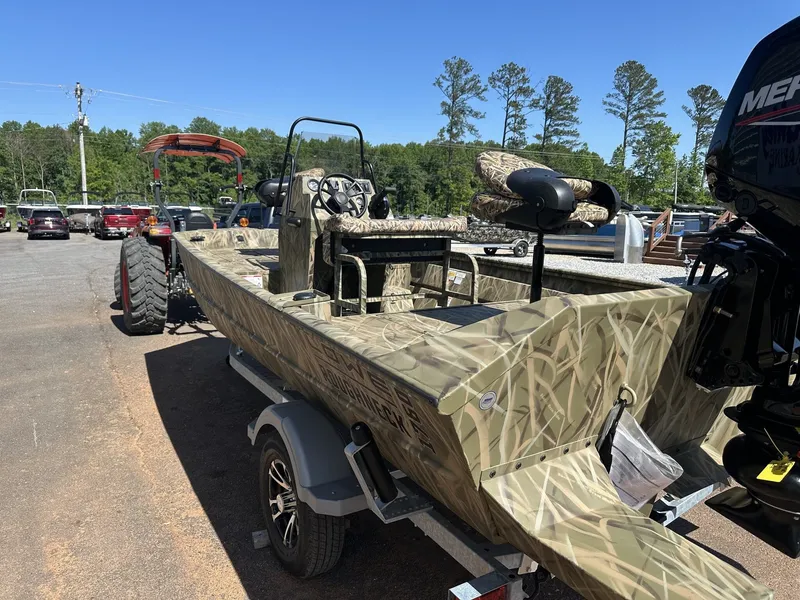 Slide: The Image of Lowe Roughneck Center Console JET 80 2026 - 4