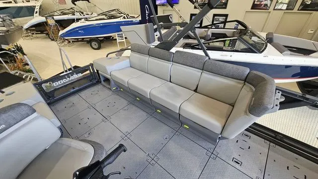 Slide: The Image of Sea-Doo 21 Switch Cruise 2023 - 7