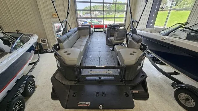 Slide: The Image of Sea-Doo 21 Switch Cruise 2023 - 4
