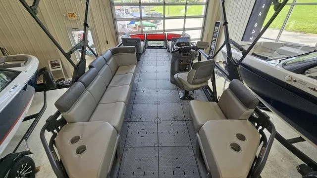 Slide: The Image of Sea-Doo 21 Switch Cruise 2023 - 5
