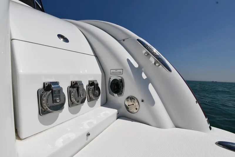 Slide: The Image of 2009 Formula 400 Super Sport boat deck with electrical outlets, ocean view. - 26