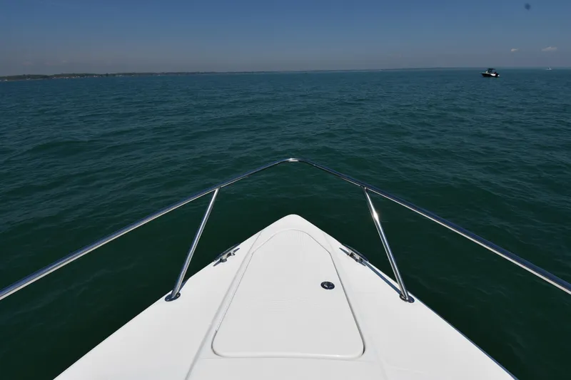 Slide: The Image of Bow view of 2009 Formula 400 Super Sport on open water. - 7