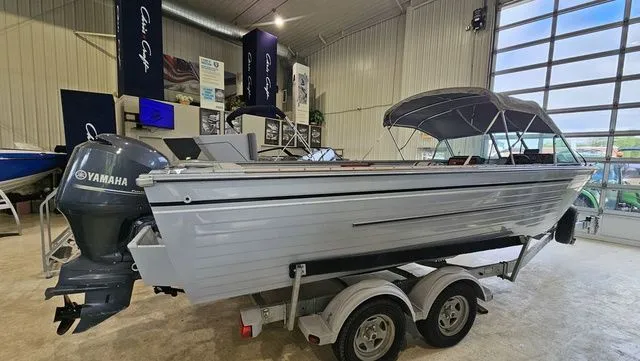 The Image of Crestliner Saber V 220 1988 - 1
