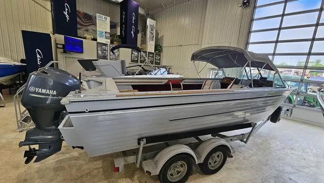 Slide: The Image of Crestliner Saber V 220 1988 - 19