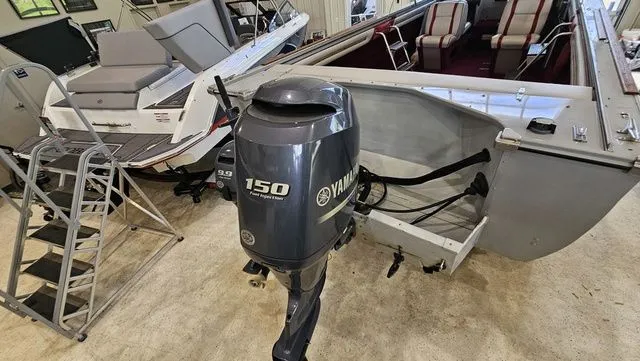 Slide: The Image of Crestliner Saber V 220 1988 - 4