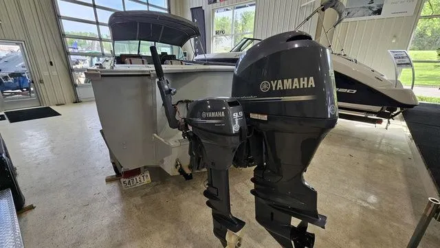 Slide: The Image of Crestliner Saber V 220 1988 - 5