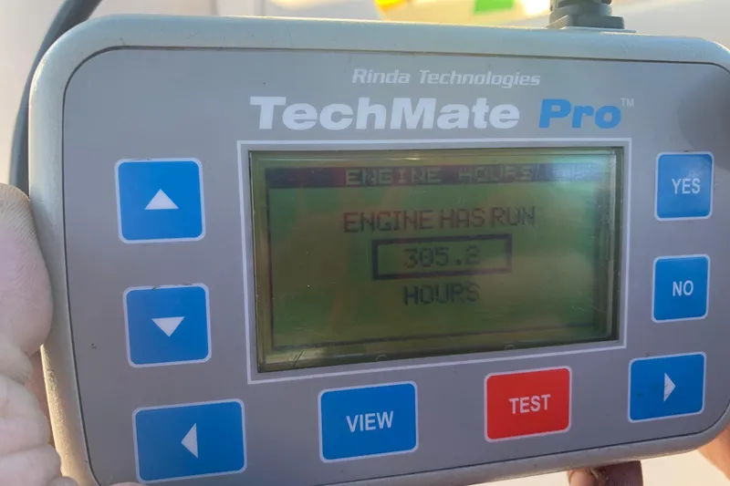 Slide: The Image of TechMate Pro device displaying engine runtime of 305.2 hours for 2006 Conquest 28 Top Cat II. - 18