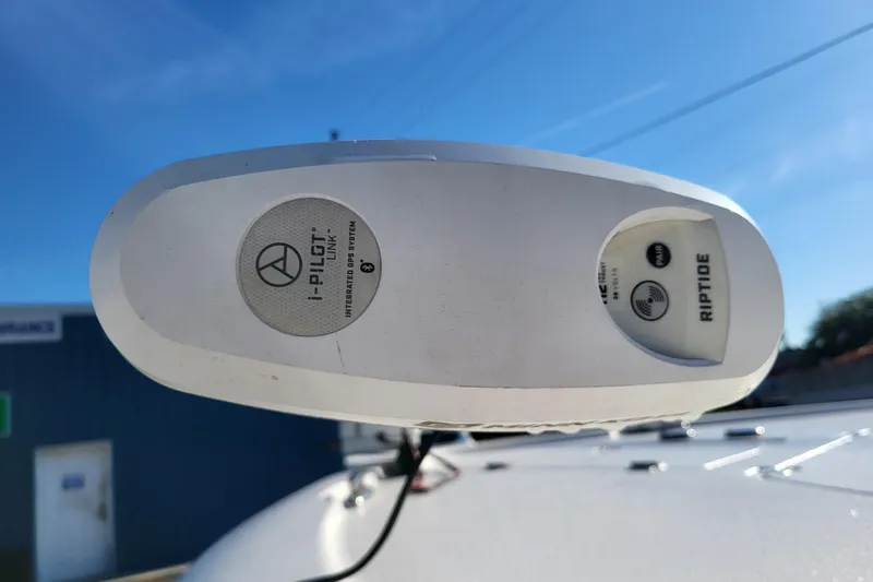 Slide: The Image of Tidewater 2700 Carolina Bay 2020 with i-Pilot Link GPS system, blue sky background. - 10