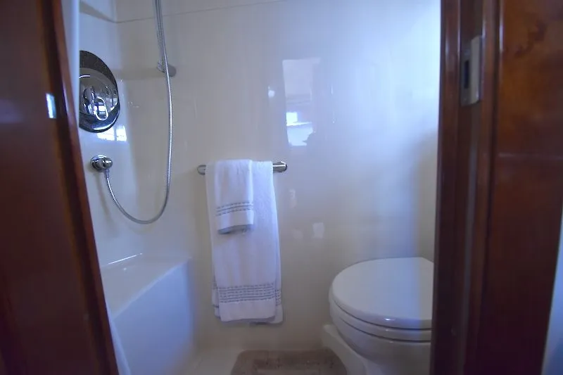 Slide: The Image of Bathroom of the 2007 Sea Ray 48 Sundancer yacht. - 28