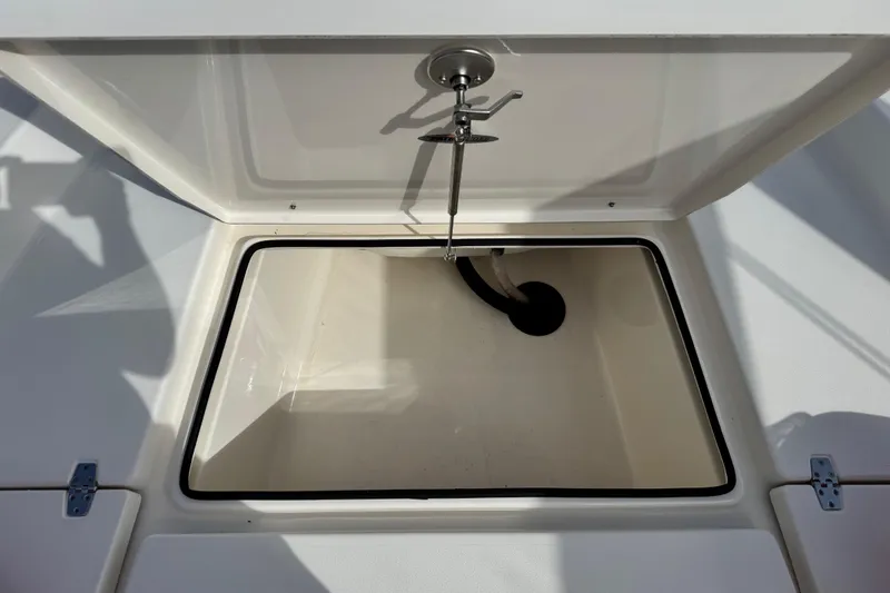 Slide: The Image of Pathfinder 2400 TRS 2022 boat hatch with open lid. - 31