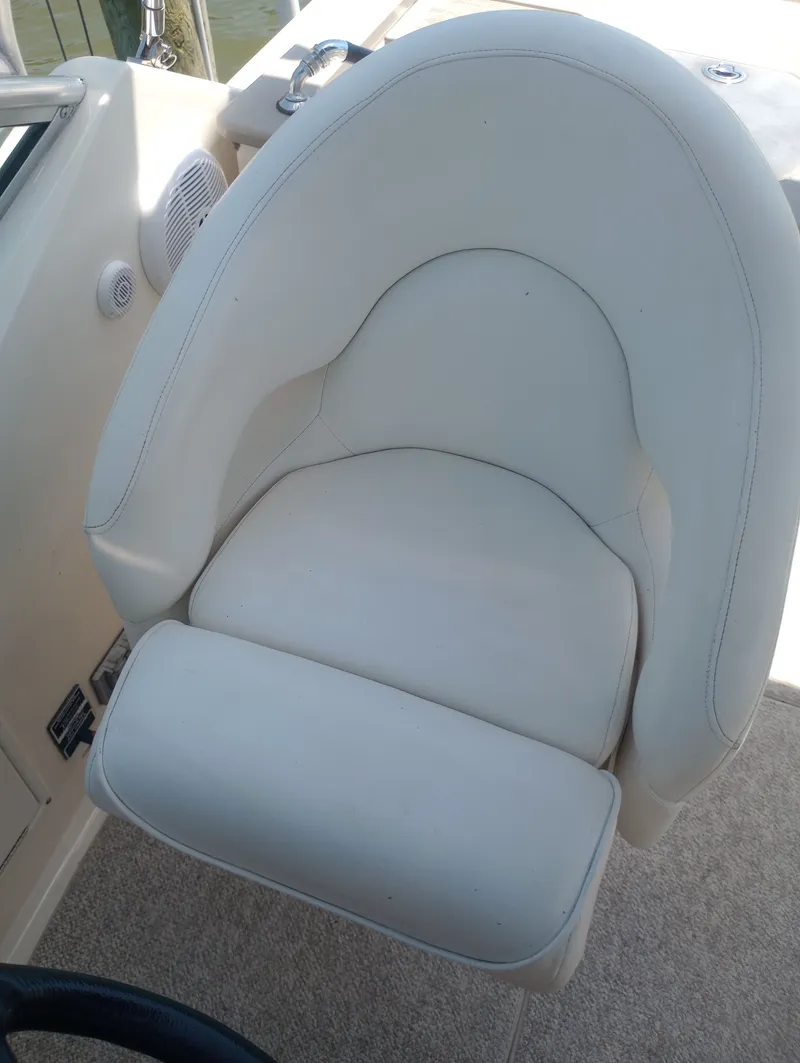 Slide: The Image of Comfortable seat on a 2005 Sea Ray 270 Amberjack boat. - 17