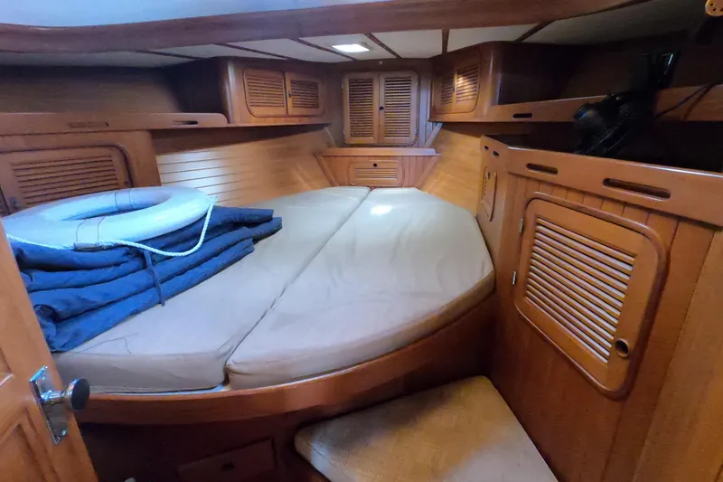 Slide: The Image of 1986 Ta Shing Baba 40 yacht cabin with wooden interior and cozy bedding. - 22