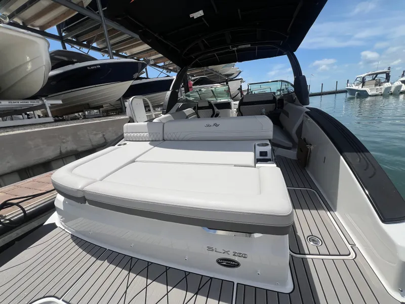 Slide: The Image of Sea Ray SLX 280 Outboard 2026 - 25