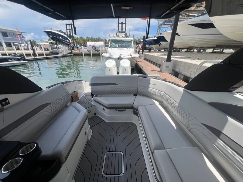 Slide: The Image of Sea Ray SLX 280 Outboard 2026 - 29