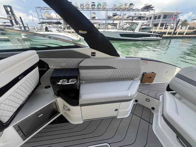 Slide: The Image of Sea Ray SLX 280 Outboard 2026 - 31