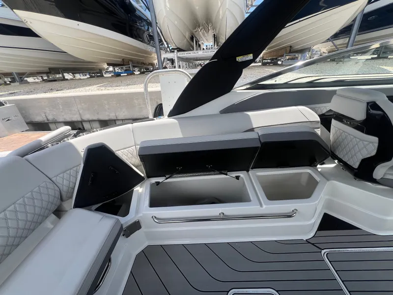 Slide: The Image of Sea Ray SLX 280 Outboard 2026 - 34