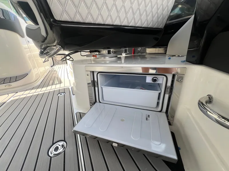 Slide: The Image of Sea Ray SLX 280 Outboard 2026 - 36