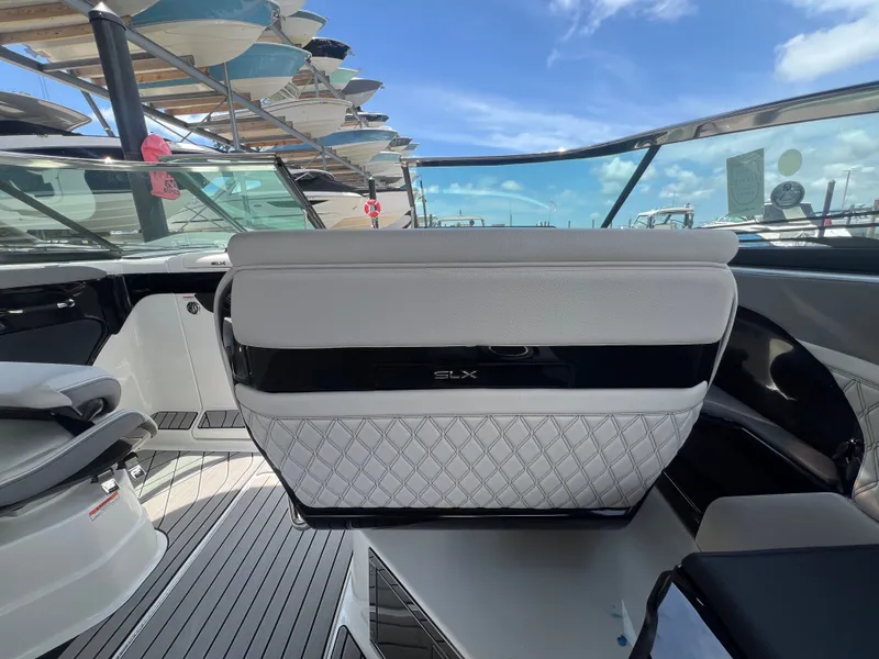 Slide: The Image of Sea Ray SLX 280 Outboard 2026 - 37