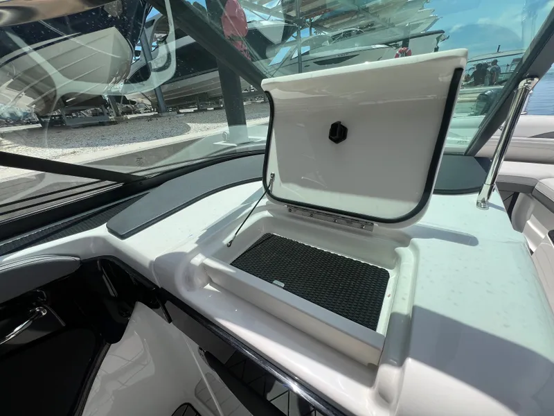 Slide: The Image of Sea Ray SLX 280 Outboard 2026 - 43