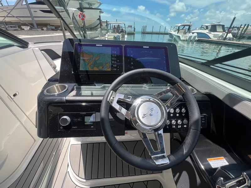 Slide: The Image of Sea Ray SLX 280 Outboard 2026 - 50