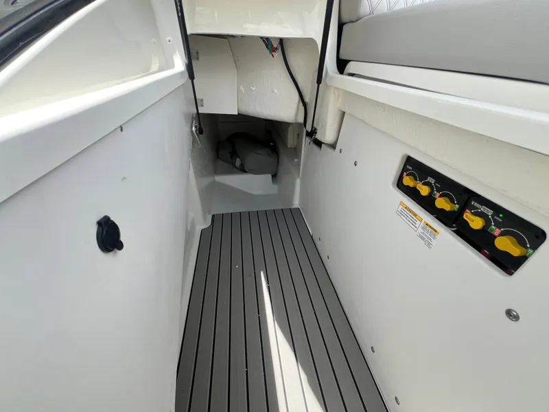 Slide: The Image of Sea Ray SLX 280 Outboard 2026 - 66