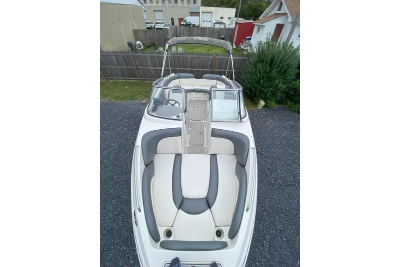 The Image of 2007 Yamaha Boats SX230 HO with sleek seating and open deck design. - 1