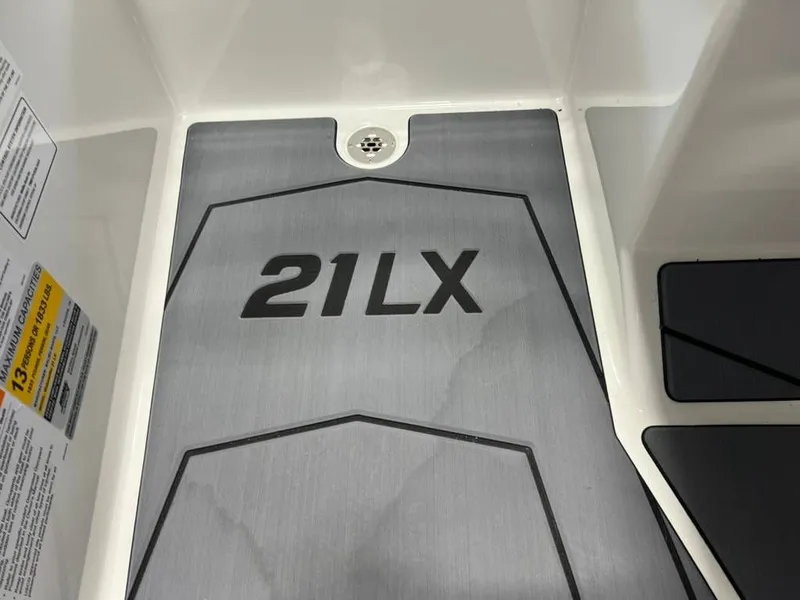 Slide: The Image of Malibu Wakesetter 21 LX 2026 - 11