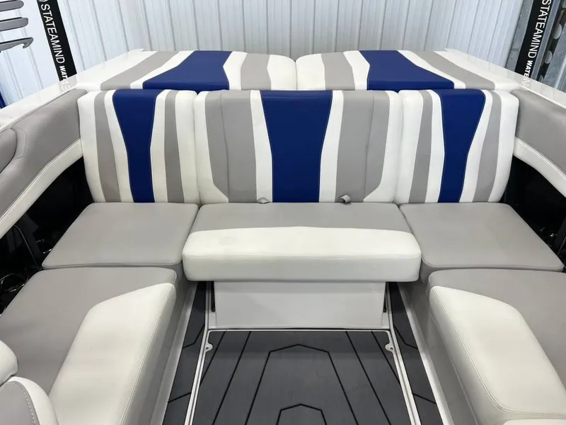 Slide: The Image of Malibu Wakesetter 21 LX 2026 - 14