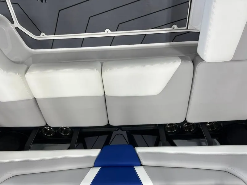 Slide: The Image of Malibu Wakesetter 21 LX 2026 - 15