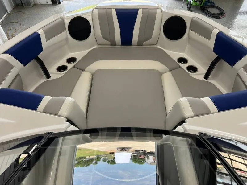 Slide: The Image of Malibu Wakesetter 21 LX 2026 - 17