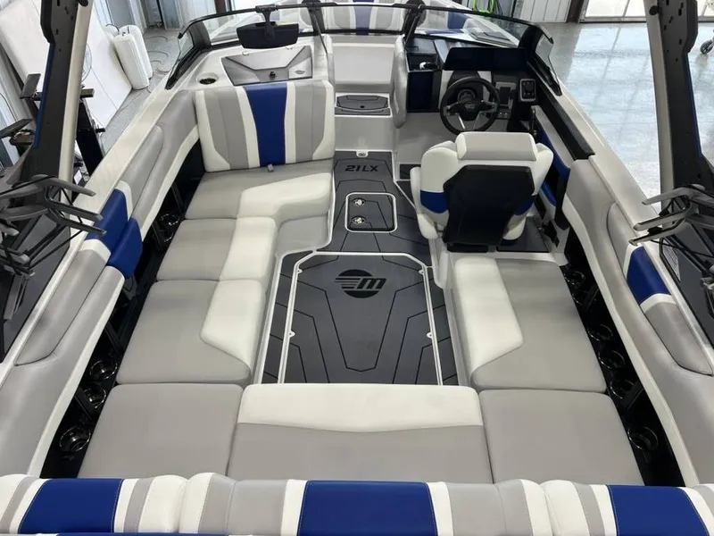 Slide: The Image of Malibu Wakesetter 21 LX 2026 - 18