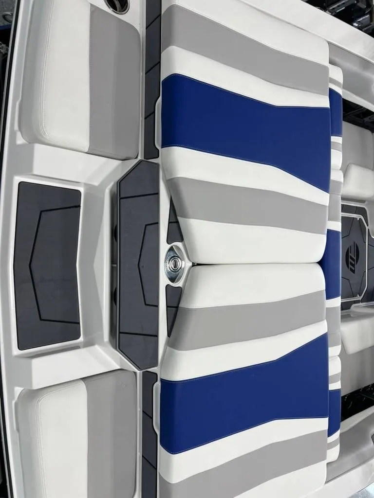 Slide: The Image of Malibu Wakesetter 21 LX 2026 - 19