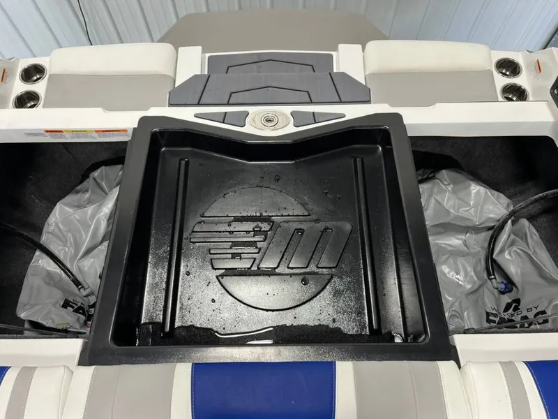 Slide: The Image of Malibu Wakesetter 21 LX 2026 - 7