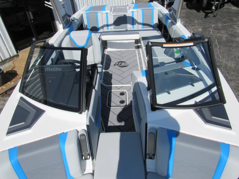 Slide: The Image of Malibu Wakesetter 23 LSV 2026 - 10