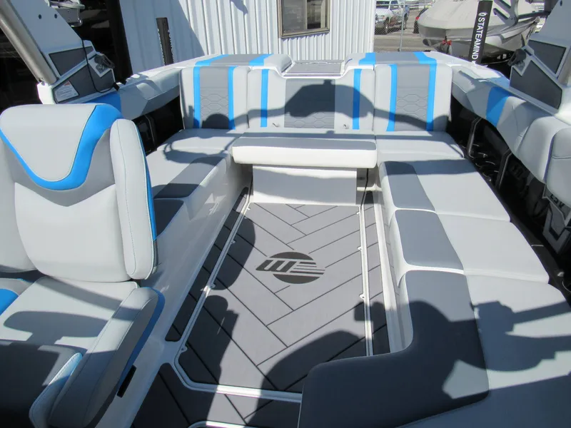 Slide: The Image of Malibu Wakesetter 23 LSV 2026 - 12
