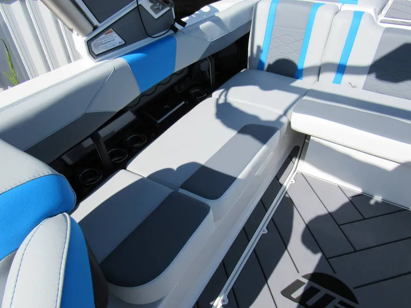Slide: The Image of Malibu Wakesetter 23 LSV 2026 - 14
