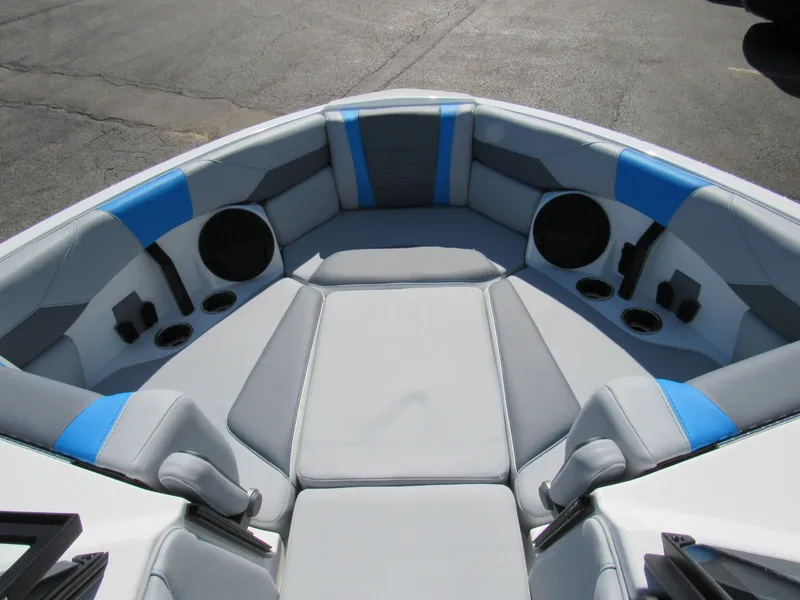 Slide: The Image of Malibu Wakesetter 23 LSV 2026 - 9