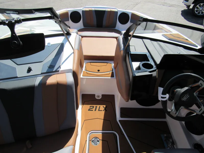 Slide: The Image of Malibu Wakesetter 21LX 2026 - 14