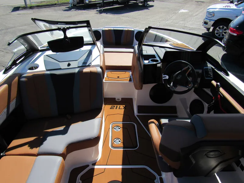 Slide: The Image of Malibu Wakesetter 21LX 2026 - 15